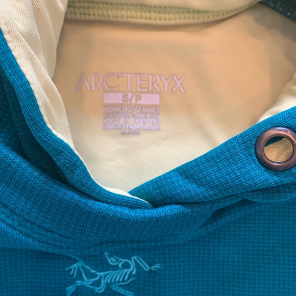Arc’teryx bonded fleece hoodie. Colour is more of a teal green/ blue. - Picture 2 of 2